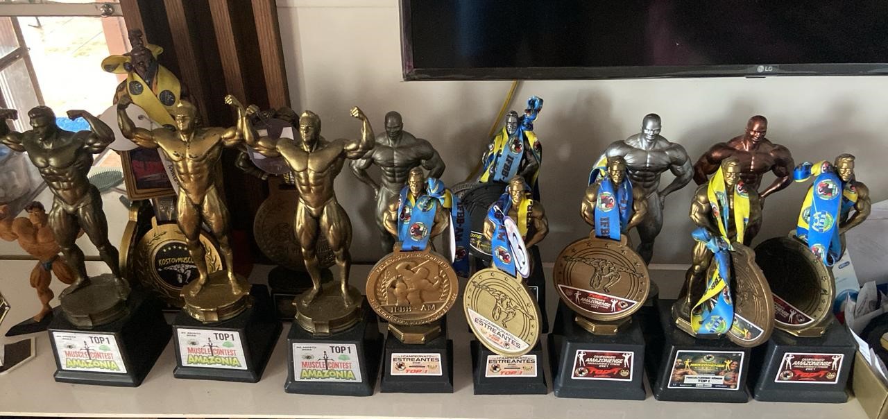 Troféus e medalhas de Morais Treinador — campeonatos IFBB e Muscle Contest